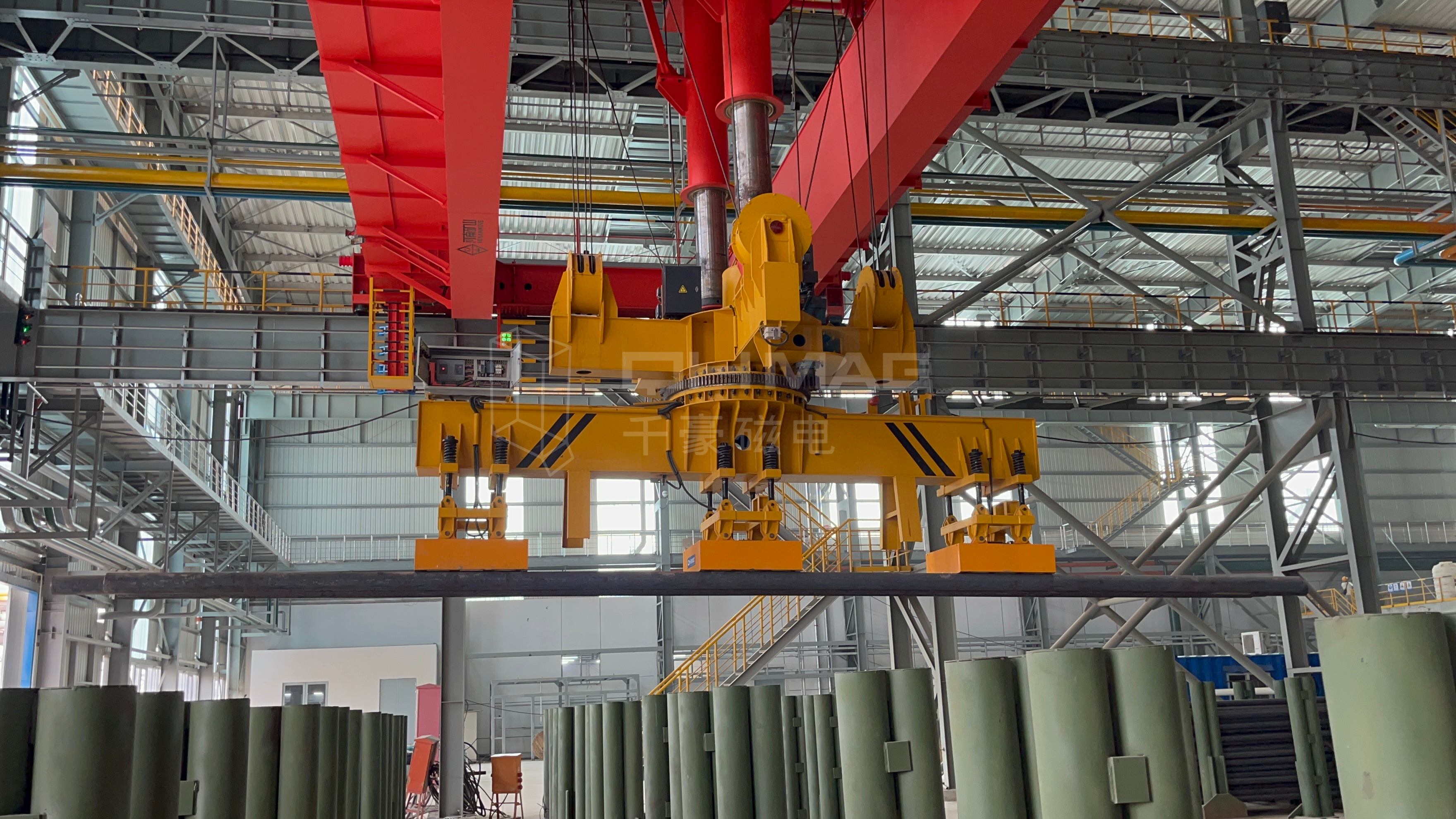 成排圓坯吊運(yùn)，圓坯吊運(yùn)，圓坯搬運(yùn)，吊圓坯，圓坯怎么吊，電永磁吊具，成排鋼管吊運(yùn)，一次吊一排圓坯，圓坯電永磁吊具，起重電永磁鐵，永磁起重器，起重電磁鐵，電磁吊，磁力吊，吊具，起重吊具，智能行車