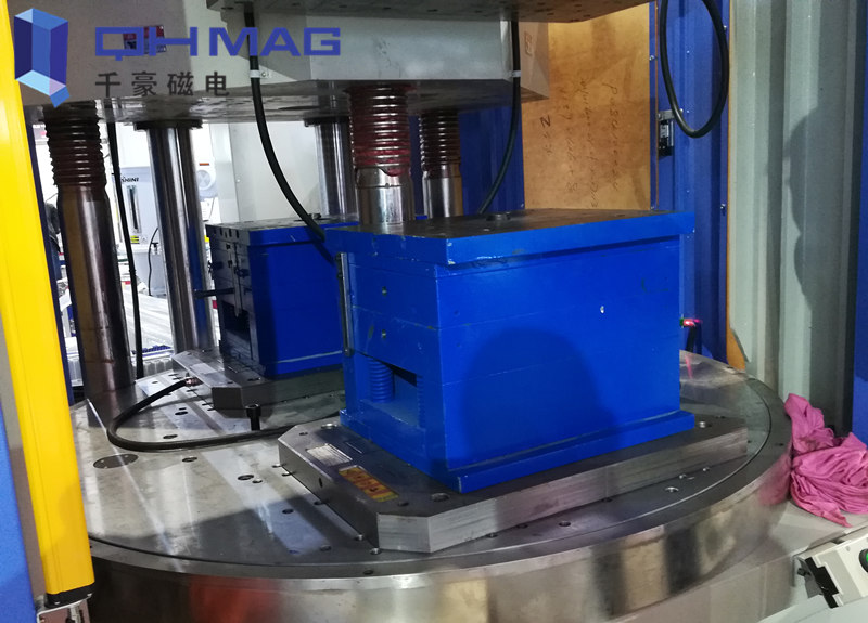 立式注塑機快速換模系統|千豪磁電 立式注塑機快速換模系統|千豪磁電